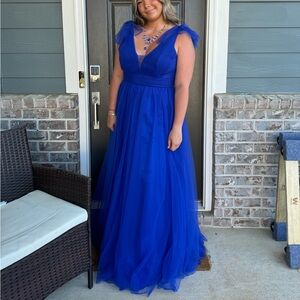 Hey i’m selling this beautiful blue dress it’s flowy and it’s comfortable.